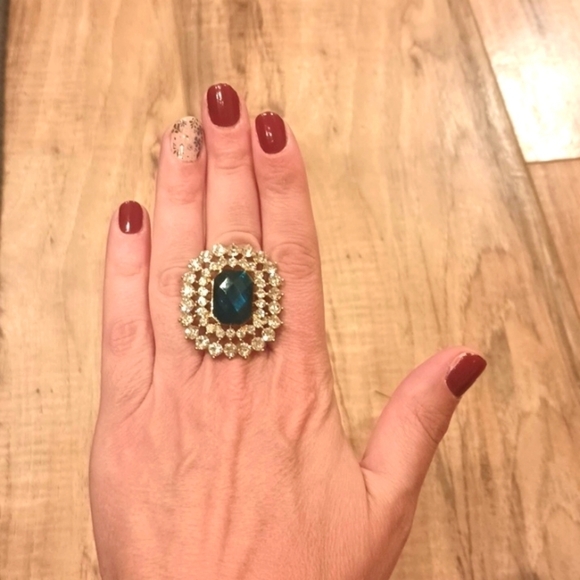 Large costume rhinestone ring with adjustable band in good used condition - Picture 5 of 7